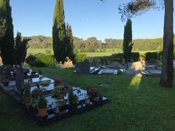Comment nettoyer une tombe en pierre de Volvic ? Comment nettoyer une tombe en pierre de Volvic ?
