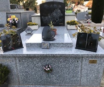 Les ornements d'un monument funéraire