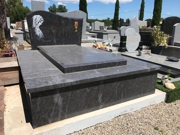 Monument funéraire sur-mesure avec votre professionnel dans le Gard et L’Herault